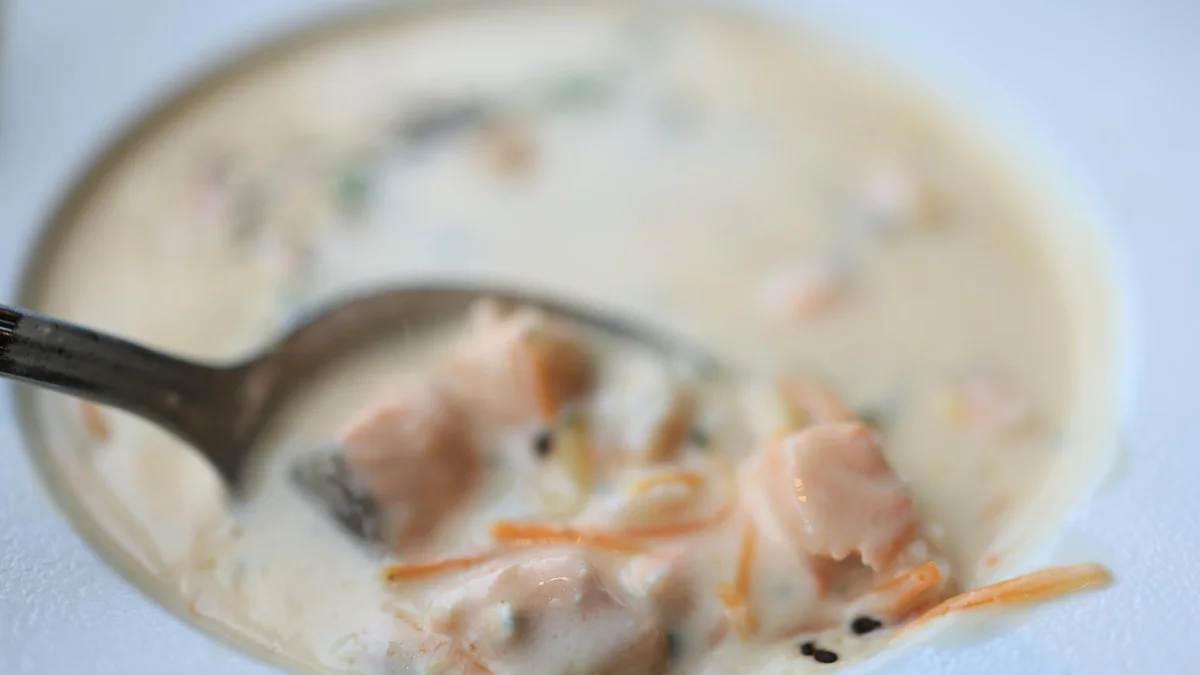 Lohikeitto finlandesa: sopa cremosa de salmón con patata y eneldo en bol blanco